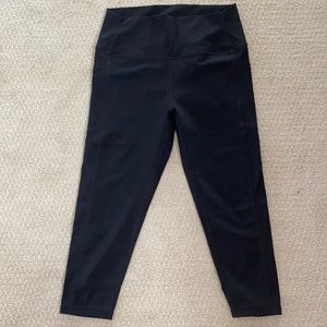 Black Zyia Capri Leggings
